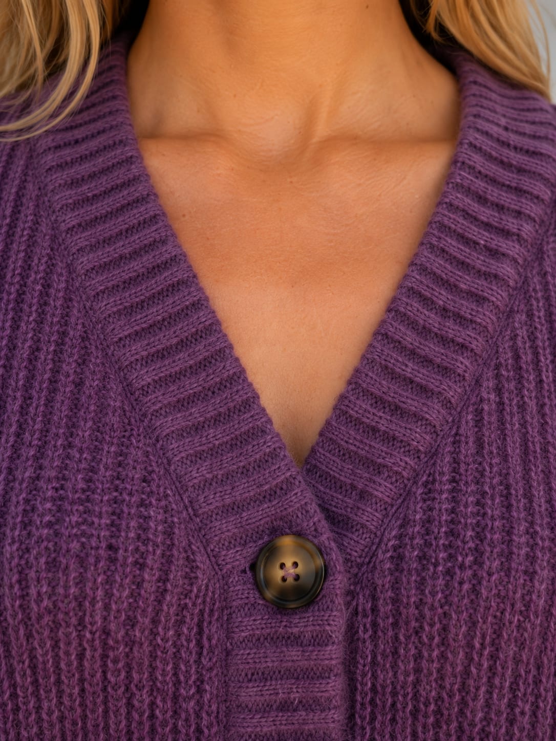 Close up of the ribbed V-neck and oversized button
