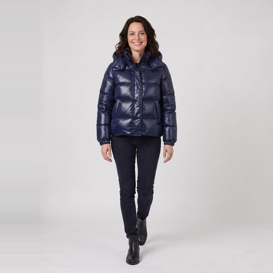 Woman wearing the glossy hooded puffer jacket with full zip